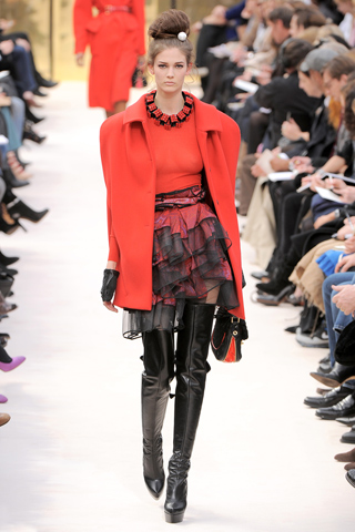 Remera roja capa falda tutu volados Louis Vuitton
